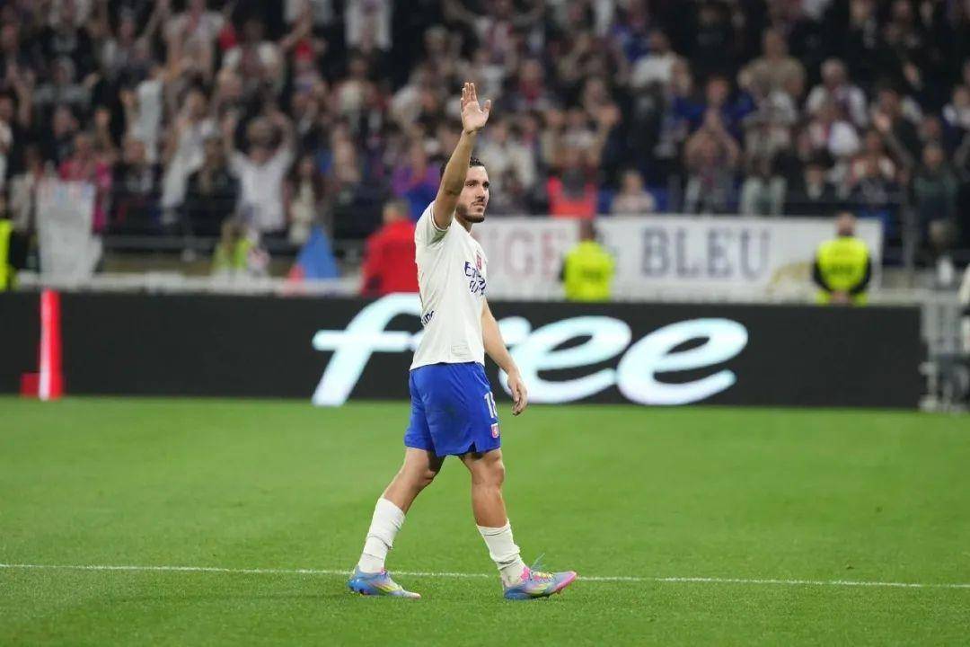 法国中场球员因家庭原因暂时离队