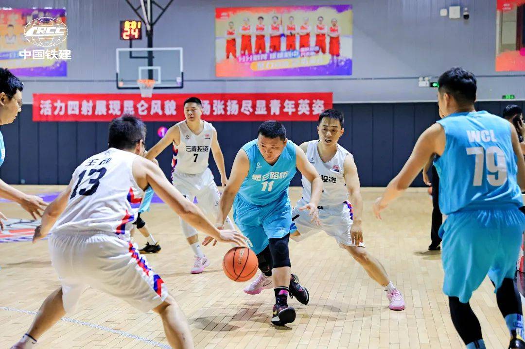 华南篮球赛场上球员们正在全力以赴拼搏的简单介绍