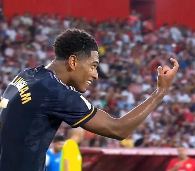 关于梅西场边指挥情绪激动，马竞队员怒摔水瓶！的信息